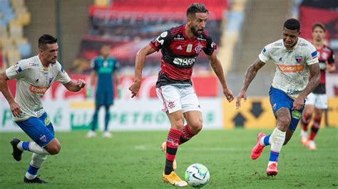 Torcedores do Flamengo criticam atuação do lateral Isla Uma avenida