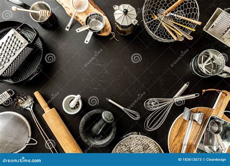 Utensílios De Cozinha Ferramentas Para Cozinhar Em Fundo Negro Espaço