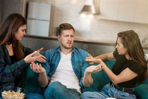 Twee Vrouwen Die Met Hun Vriend Ruzie Maken Voelen Zich Misverstanden