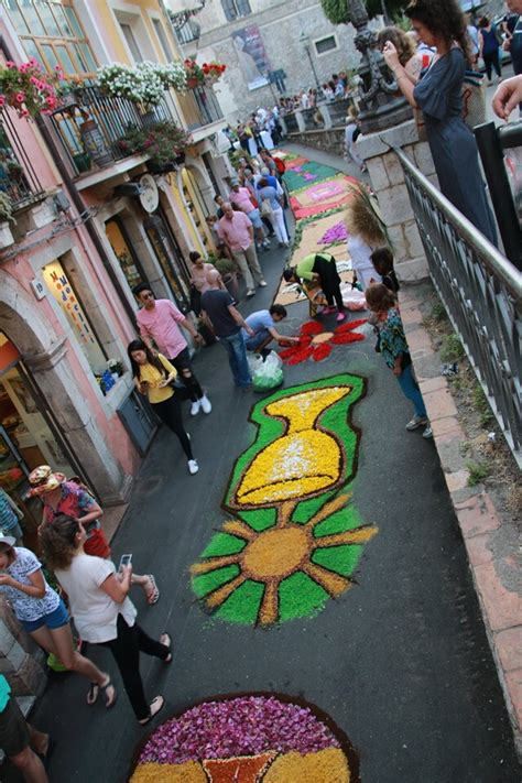 Corpus Domini A Taormina Infiorate E Altari Tra Fede E Tradizione La