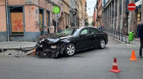 FOTÓK A lengyel nagykövet karambolozott egy trolibusszal a Nagymező