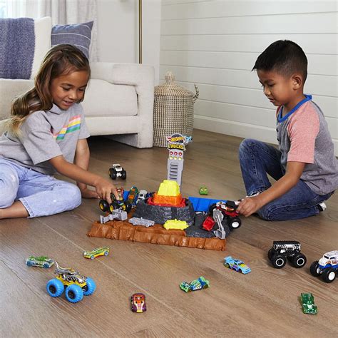 Set De Joaca Cu Masina De Teren Monster Trucks Hot Wheels Ultimate Crush Yard HNB96 Noriel