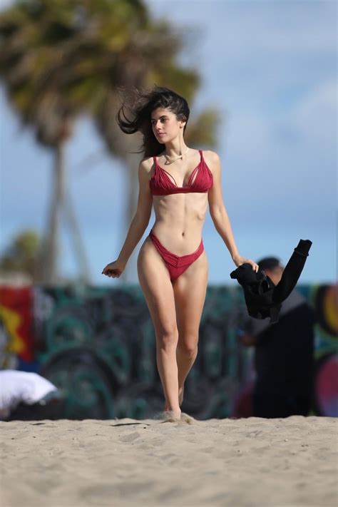 Ines Trocchia en bikini sexy promène son chien à Venice Beach août