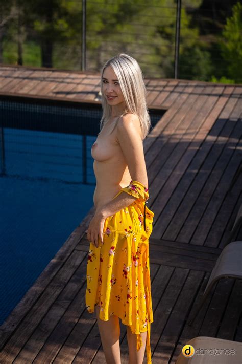 Beautiful Blonde Babe Pleasures Her Tattooed Boyfriend By The Pool