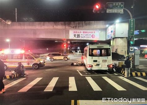 吃餅乾出事！公車女運將下車拍屑屑忘拉手剎車一路滑連撞4機車 Ettoday社會新聞 Ettoday新聞雲