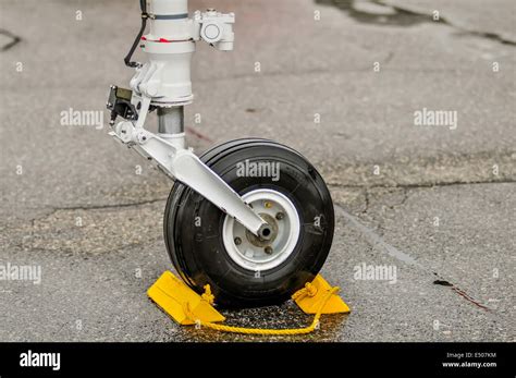 Airplane wheels hi-res stock photography and images - Alamy