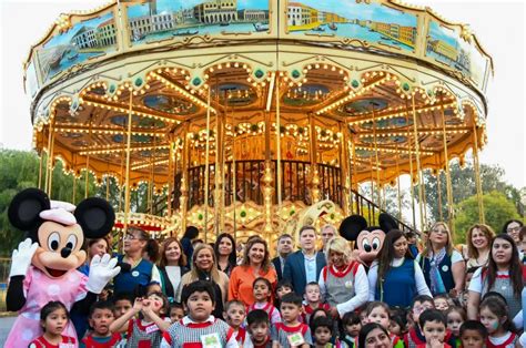 Fuentes junto a alumnos de jardines de infantes habilitó el carrusel