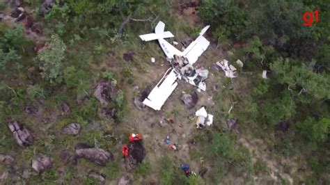 Vídeo Corpos das vítimas da queda de avião na BA são resgatados quase