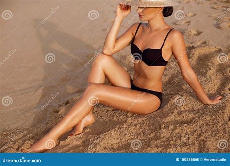 Piernas Atractivas Hermosas En La Playa Foto De Archivo Imagen De Bikini Bloque 150536868