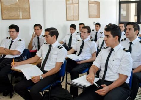 Curso de piloto aviador comercial qué es y requisitos