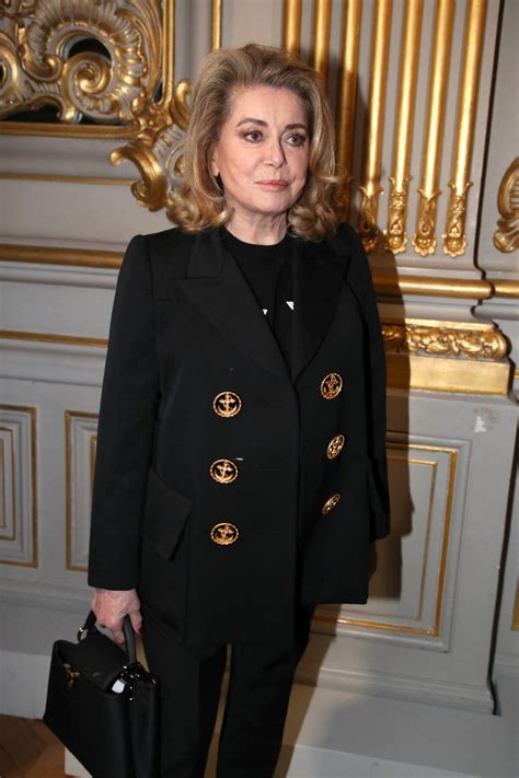 Photo Catherine Deneuve Front Row du défilé Louis Vuitton prêt à