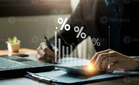 tasa de interés y concepto de dividendo el empresario está calculando