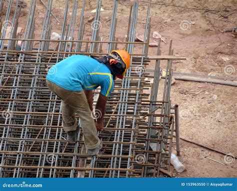 Grupo De Trabajadores De Construcci N Que Fabrican La Barra De Acero