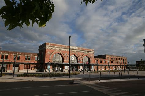 Visite guidée à Saint Quentin Le parvis la gare et son buffet