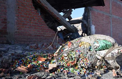 En El Alto un incendio consume una fábrica recicladora de plásticos