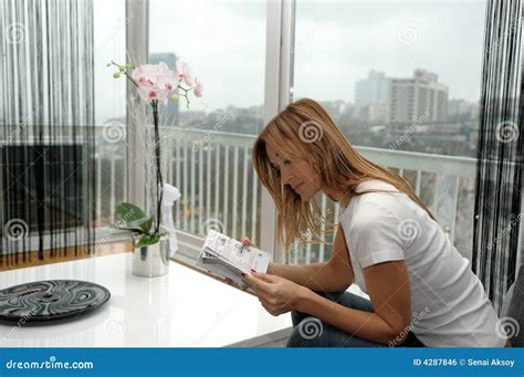 Mujer Joven Que Lee Un Libro Foto De Archivo Imagen De Cultura Ocio