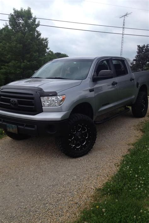 Toyota Tundra With Leveling Kit