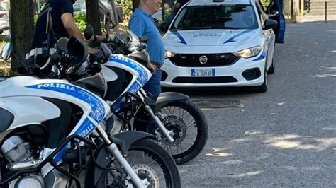 Gli Ritirano La Patente Lui Picchia I Vigili Urbani Enne Arrestato