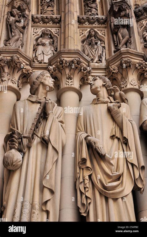 La Entrada Esculturas Friso Y Estatuas De La Catedral De San Juan El