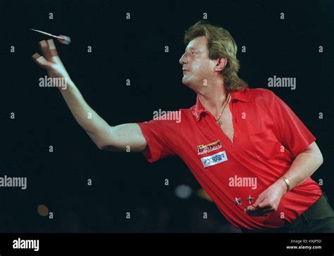 Eric bristow darts hi-res stock photography and images - Alamy