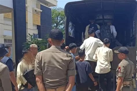 Satpol PP Padang Amankan Belasan Pelajar Keluyuran Saat Jam Belajar