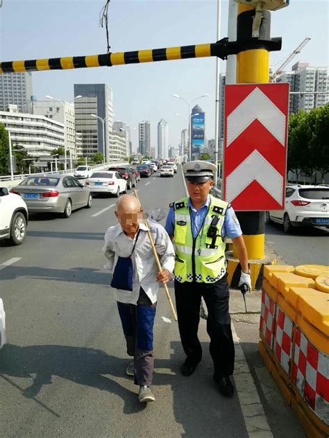 麻城七旬老人在高架桥上“暴走”，被民警带到安全地带 武汉 新闻中心 长江网 Cjn Cn