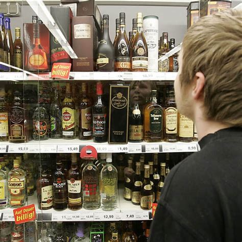 Ответственность за продажу алкоголя несовершеннолетним: кому грозит ...