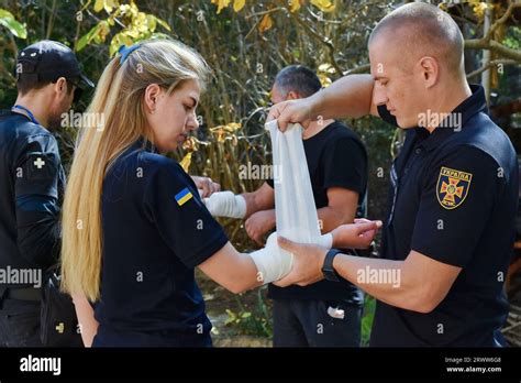 Gli Operatori Di Emergenza Ucraini Sono Visti Durante Una Parte Teorica