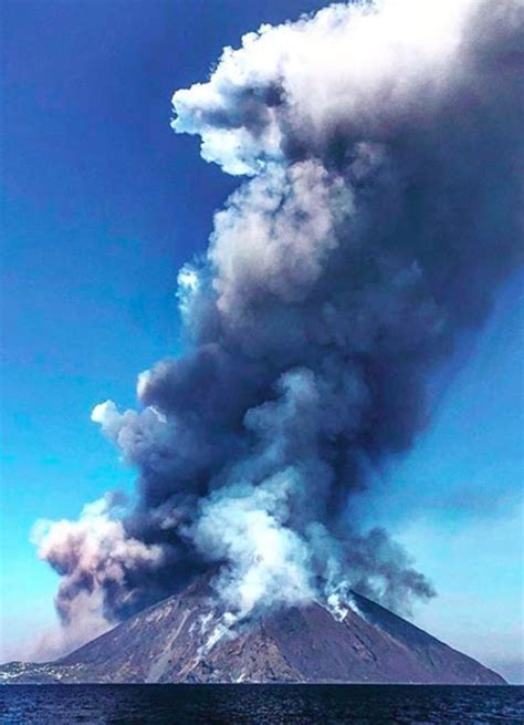 Notte Di Paura A Stromboli Due Nuove Esplosioni L Attivit Del