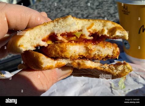 Mc Donalds Chickenburger Burger Belegt Mit Paniertem H Hnchenfleisch