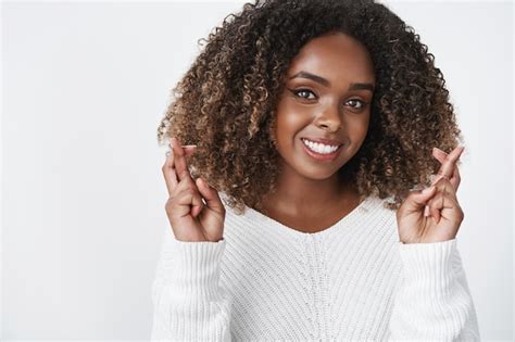 Une Femme Croise Les Mains Pour Son Petit Ami En Lui Souhaitant Bonne