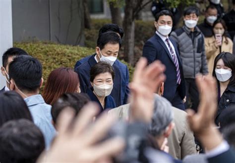 尹 “참 면목없고 늘 죄송했다”당선인 돼 찾아온 ‘특검 팀장 박근혜 회고록 42 최종화 중앙일보