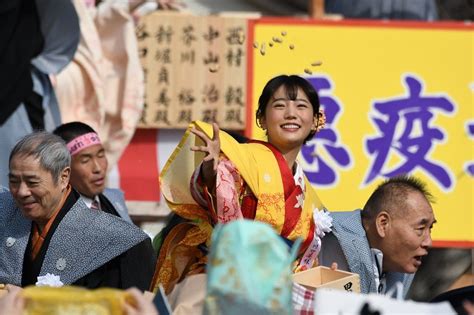 Nhk朝ドラヒロイン役・戸田恵梨香さんらが豆まき 成田山大阪別院で節分祭 写真特集77 毎日新聞