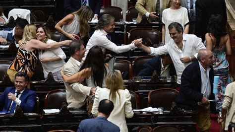 Argentina diputados aprueban en general la Ley Ómnibus pero Milei