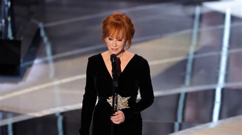 Reba Mcentire Delivers Stunning Performance Of Somehow You Do At