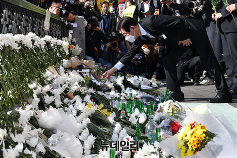 포토 이태원 핼러윈 압사참사 추모공간서 헌화하는 이재명 대표 Save Internet 뉴데일리