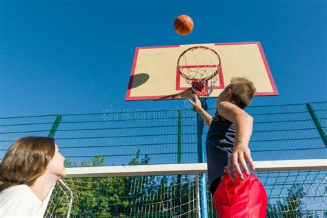 Fille Sexy Sur Le Terrain De Basket Image Stock Image Du Butin Verticale 62672757