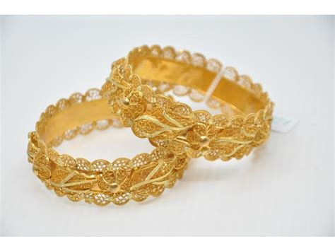 Deux Bracelets Rigides En Or Jaune D Cor Filigran S Poids G