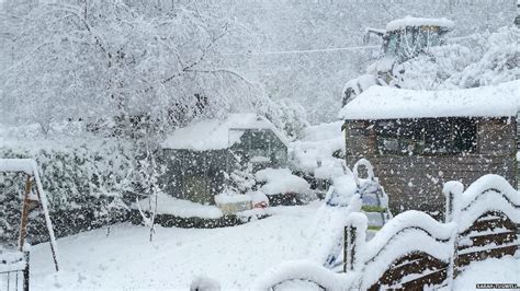 In Pictures Heavy Snow Falls In North Derbyshire Bbc News