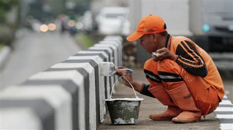 Pengecatan Trotoar Pembatas Jalan