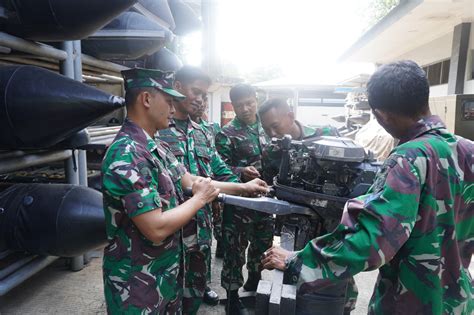 Asah Keterampilan Pengoperasian Motor Tempel Prajurit Yonif Marinir