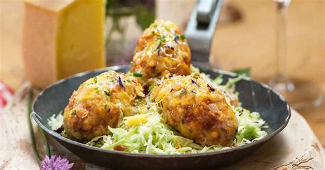 Kaspressknödel mit Krautsalat Rezept Krautsalat Lebensmittel essen