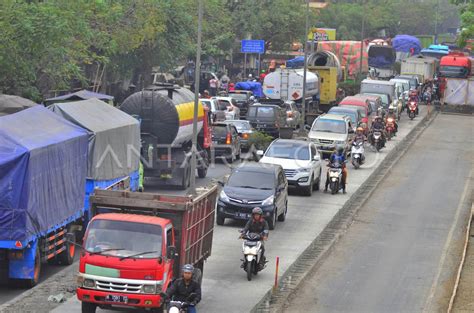 KEMACETAN JALUR PANTURA ANTARA Foto