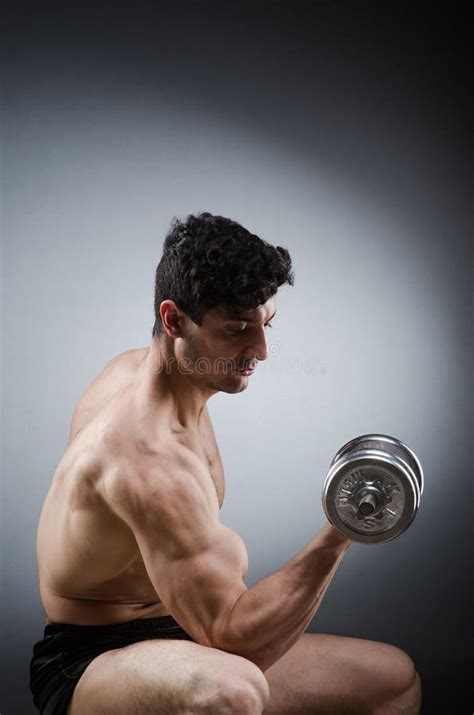 Culturista Rasgado Muscular Con Pesas De Gimnasia Imagen De Archivo