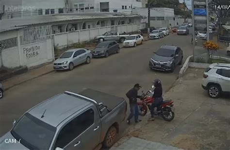 Câmera flagra criminoso roubando moto de mulher em plena luz do dia