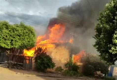 Casa de idosa cadeirante é destruída em incêndio e família fica