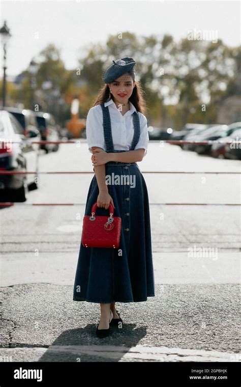 Paris France 28th Sep 2021 Street Style Rachel Zegler Arriving At