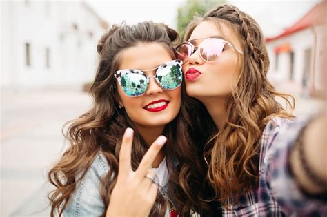 Superbes Copines Brune Avec Coiffure Lunettes De Soleil Miroir Et