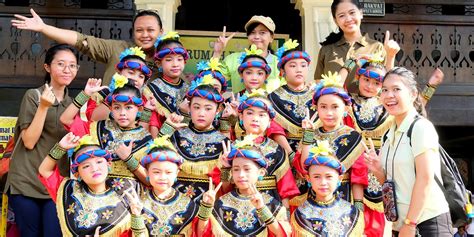 Lomba Tari Kreasi Daerah Nusantara Di Tmii Sd Strada Nawar