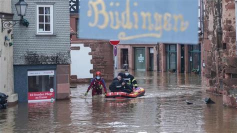 Wetter Hochwasser zieht von kleinen Flüssen Richtung Rhein und Main